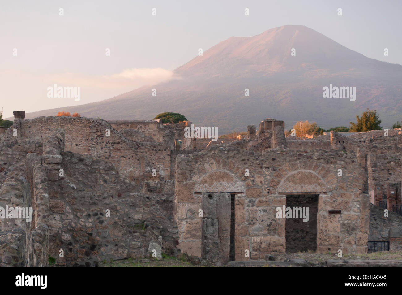 Le Vésuve vu depuis le site archéologique de Pompéi, l'agglomération de la ville de Naples, Campanie, Italie Banque D'Images