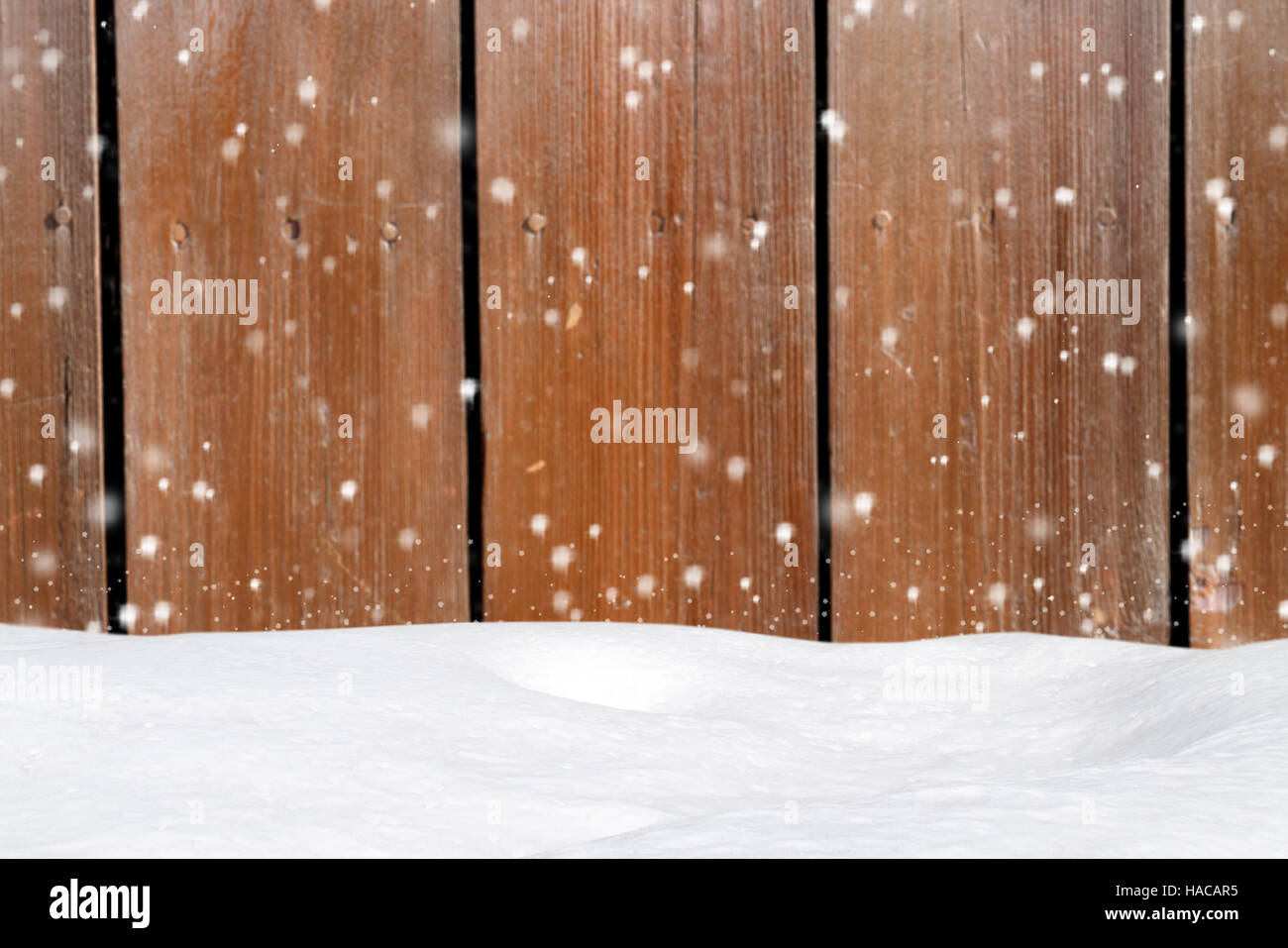 Fond d'hiver avec des chutes de neige sur l'ancien mur de la grange en bois et snowdrift Banque D'Images