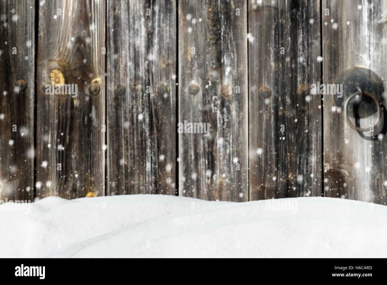 Fond d'hiver avec des chutes de neige sur l'ancien mur de la grange en bois et snowdrift Banque D'Images