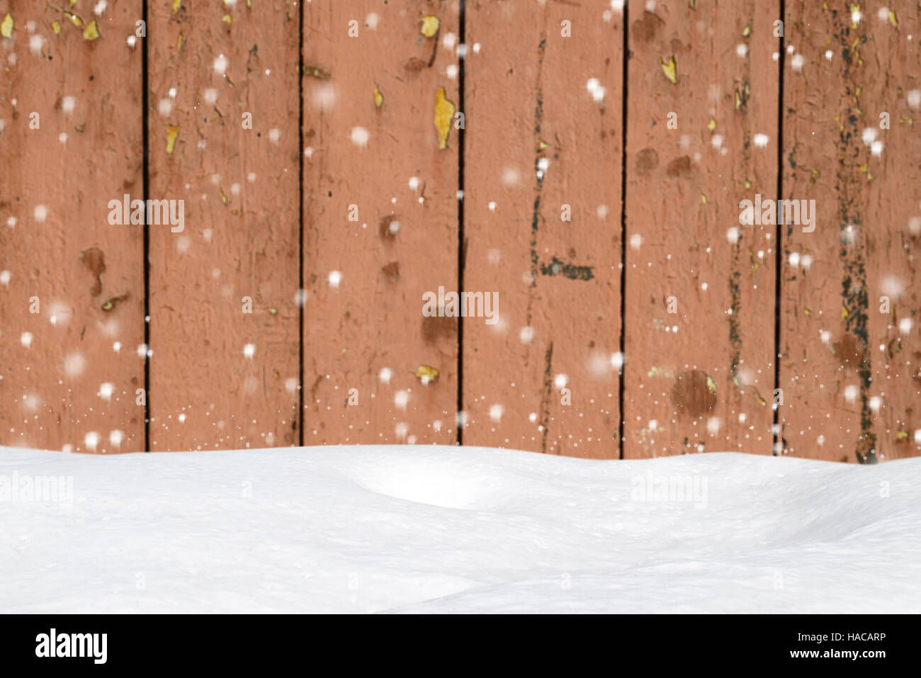 Fond d'hiver avec des chutes de neige sur l'ancien mur de la grange en bois et snowdrift Banque D'Images