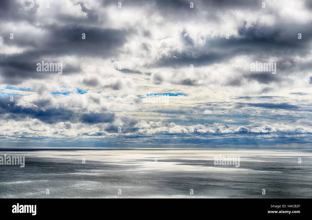 Beau ciel sur la mer après la tempête. Photo haute dynamique Banque D'Images