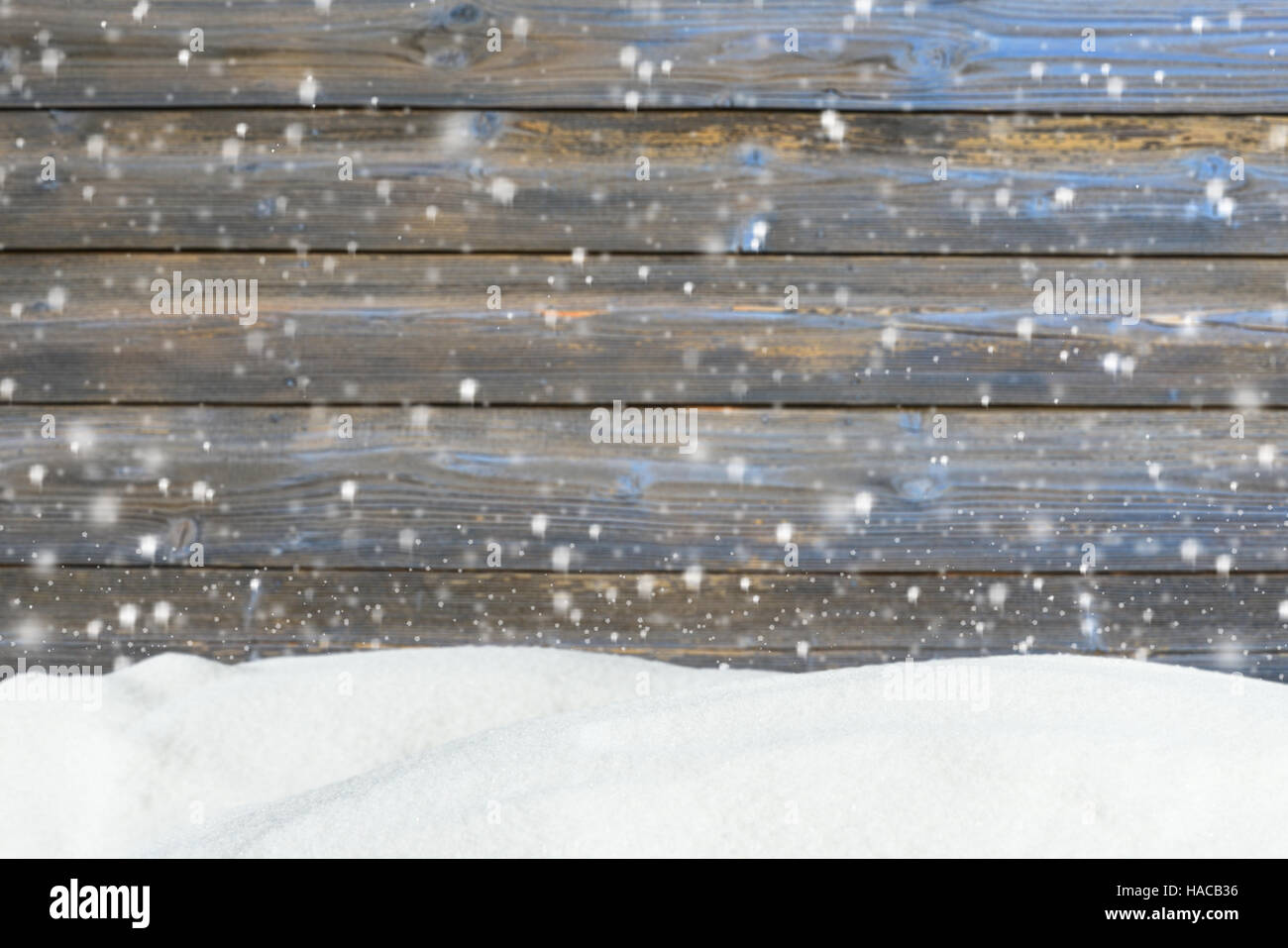 Vieux fond de bois avec des chutes de neige et snowdrift Banque D'Images