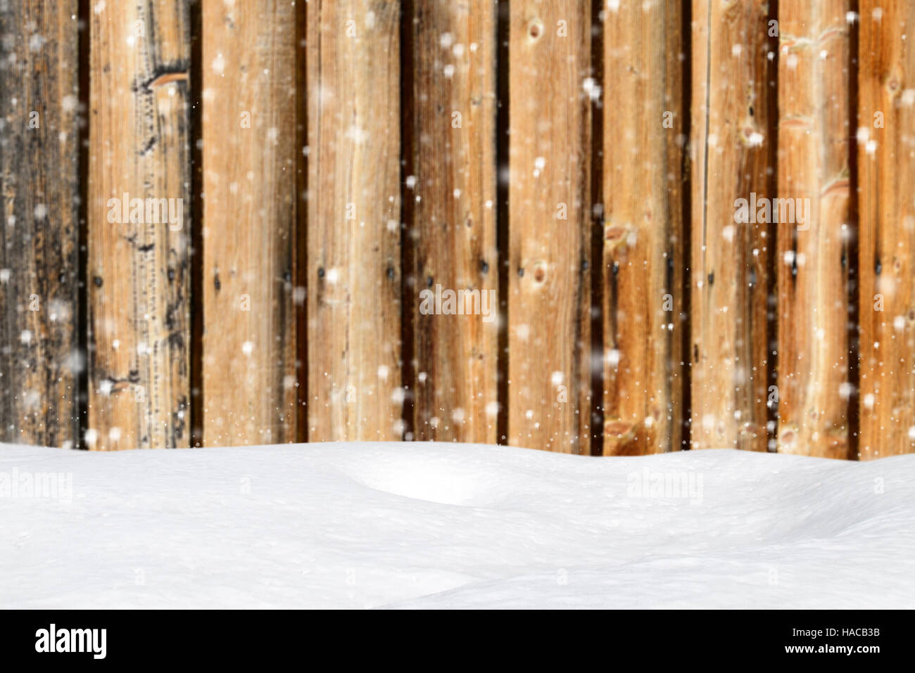 Vieux fond de bois avec des chutes de neige et snowdrift Banque D'Images