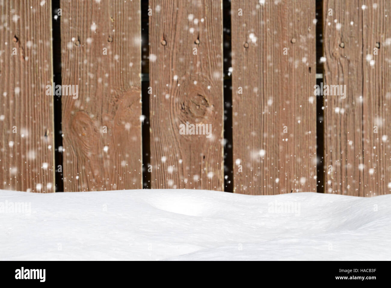 Vieux fond de bois avec des chutes de neige et snowdrift Banque D'Images