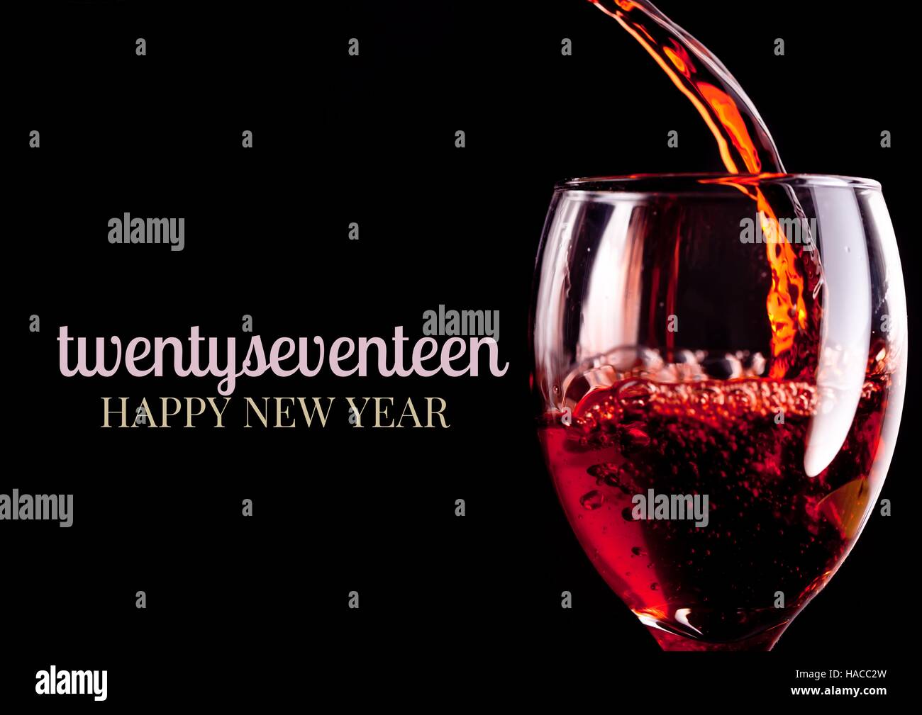 Close-up of 2017 bonne année Voeux avec verre de vin rouge Banque D'Images