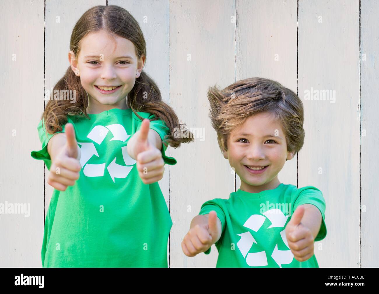 Deux enfants souriants showing Thumbs up Banque D'Images