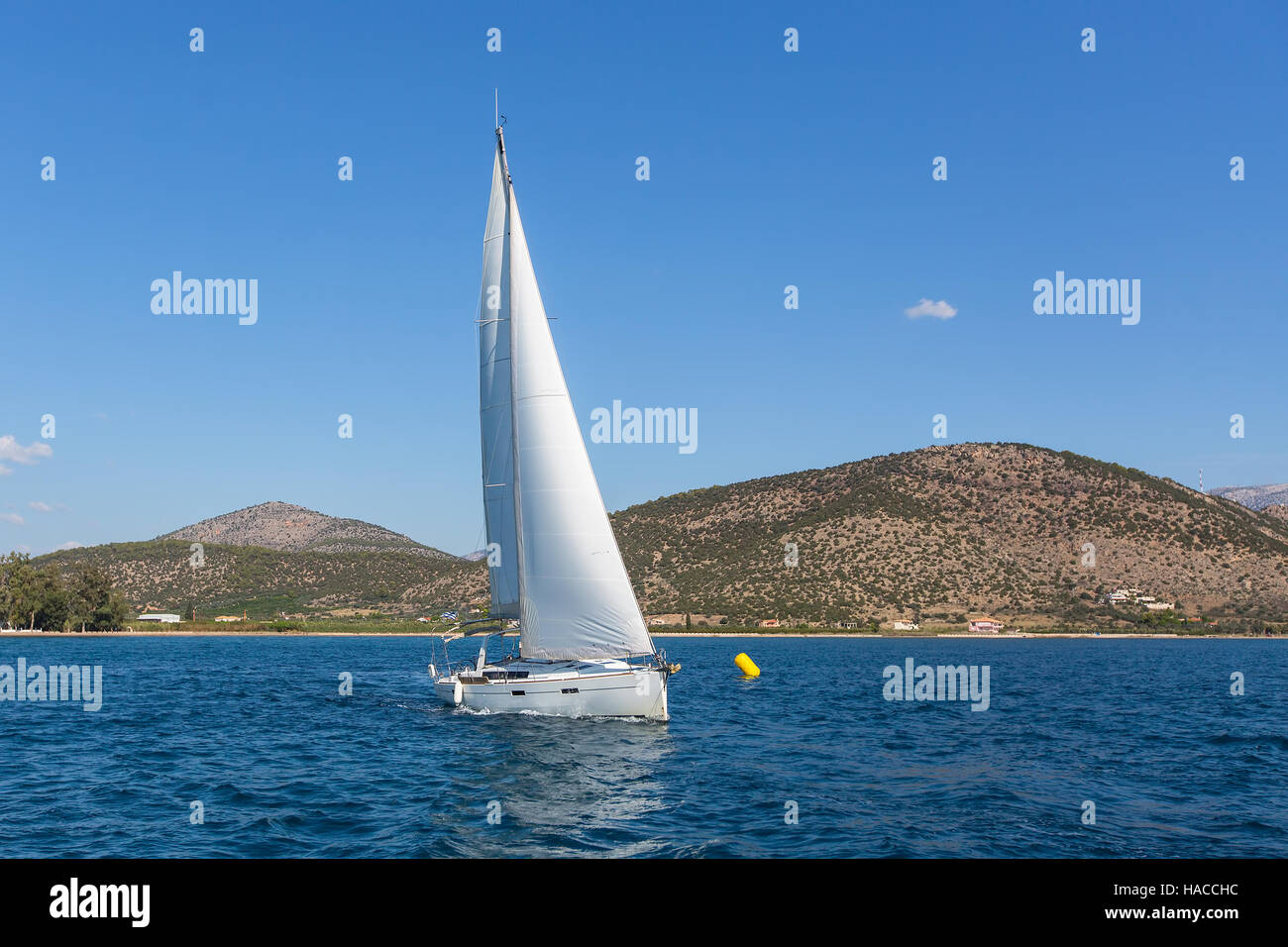 Bateau à voile Bateaux à voiles blanches en régates à la mer. Banque D'Images