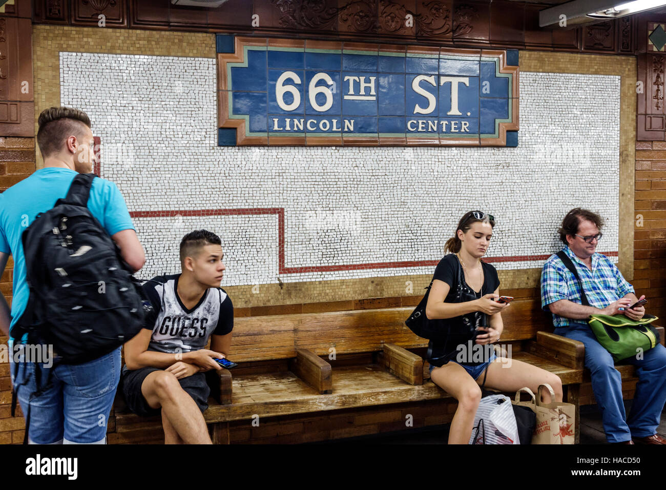 New York City,NY NYC,Manhattan,Upper West Side,66th Street,Lincoln Center Station,metro,plate-forme,Hispanic Latin Latino immigrants ethniques mi Banque D'Images