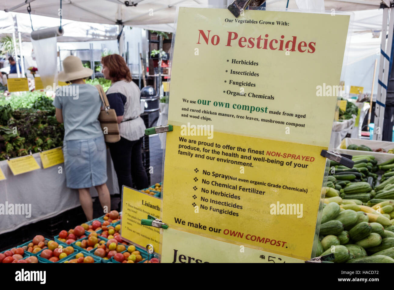 New York City,NY NYC Manhattan,Midtown,Turtle Bay,Dag Hammarskjold Plaza Greenmarket,marché agricole,tente,tables,légumes,panneau,bio,sans pesticides, Banque D'Images