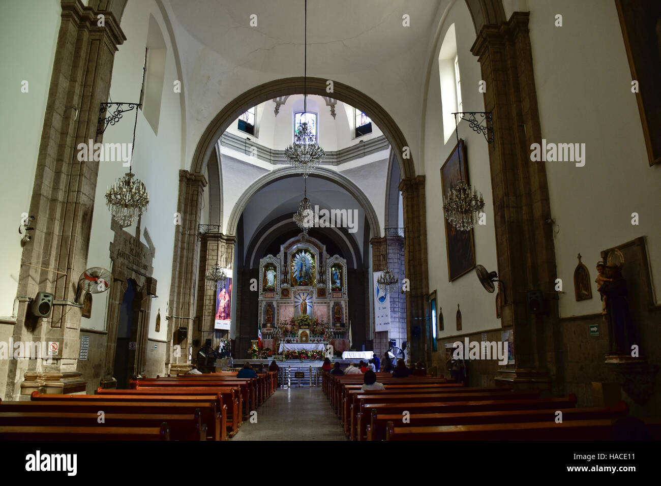 San Hipolito Église catholique dans la ville de Mexico, Mexique. Une sculpture de Saint Jude Thaddée est affichée dans l'autel principal de l'église de San Hipolito à San Banque D'Images San Hipolito Église catholique dans la ville de Mexico, Mexique. Une sculpture de Saint Jude Thaddée est affichée dans l'autel principal de l'église de San Hipolito à San Banque D'Images
