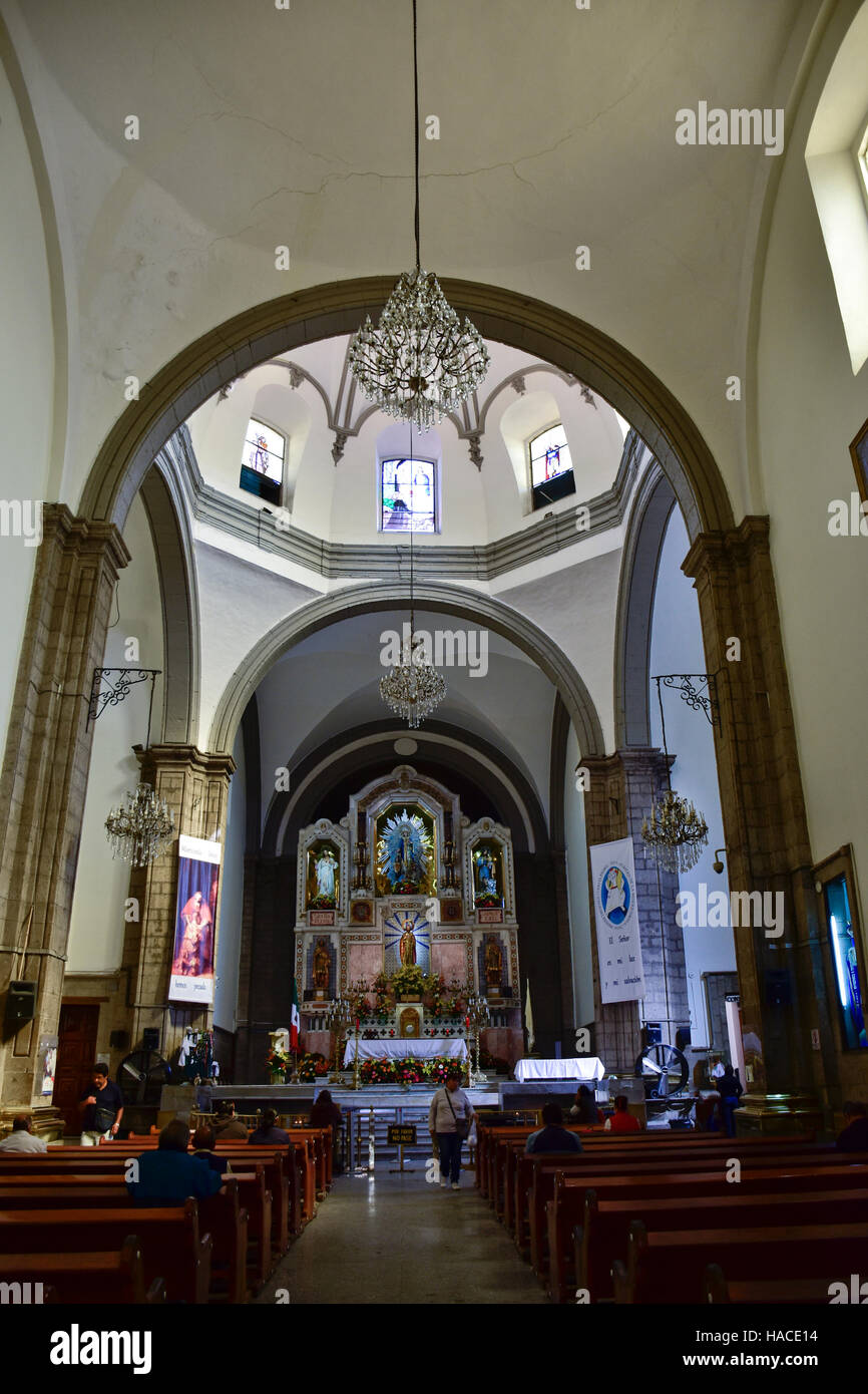 San Hipolito Église catholique dans la ville de Mexico, Mexique. Une sculpture de Saint Jude Thaddée est affichée dans l'autel principal de l'église de San Hipolito à San Banque D'Images San Hipolito Église catholique dans la ville de Mexico, Mexique. Une sculpture de Saint Jude Thaddée est affichée dans l'autel principal de l'église de San Hipolito à San Banque D'Images