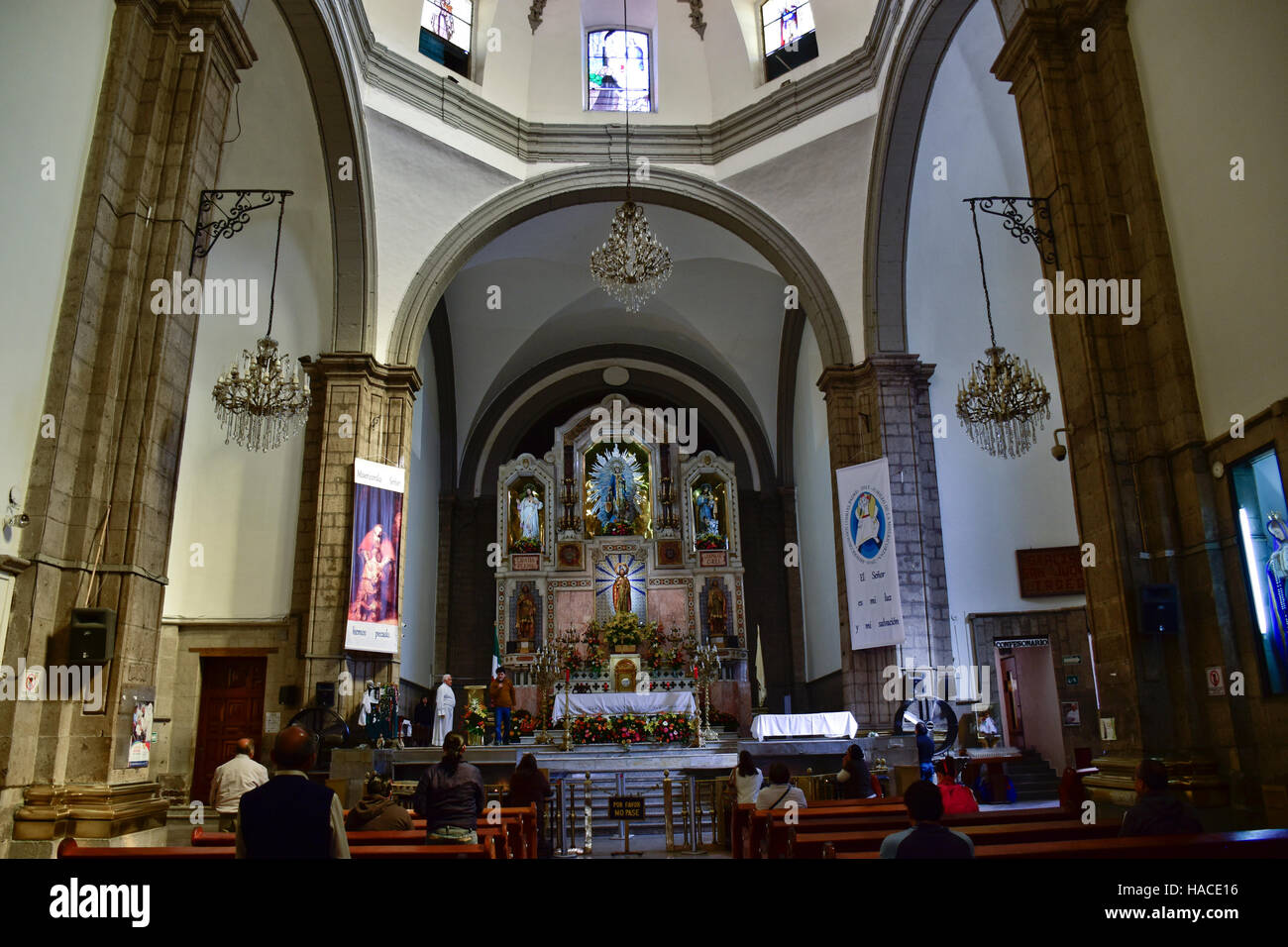 San Hipolito Église catholique dans la ville de Mexico, Mexique. Une sculpture de Saint Jude Thaddée est affichée dans l'autel principal de l'église de San Hipolito à San Banque D'Images San Hipolito Église catholique dans la ville de Mexico, Mexique. Une sculpture de Saint Jude Thaddée est affichée dans l'autel principal de l'église de San Hipolito à San Banque D'Images