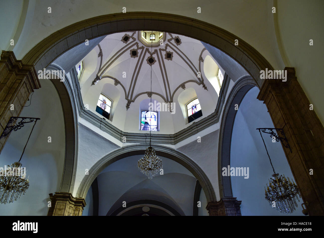 San Hipolito Église catholique dans la ville de Mexico, Mexique. Une sculpture de Saint Jude Thaddée est affichée dans l'autel principal de l'église de San Hipolito à San Banque D'Images San Hipolito Église catholique dans la ville de Mexico, Mexique. Une sculpture de Saint Jude Thaddée est affichée dans l'autel principal de l'église de San Hipolito à San Banque D'Images