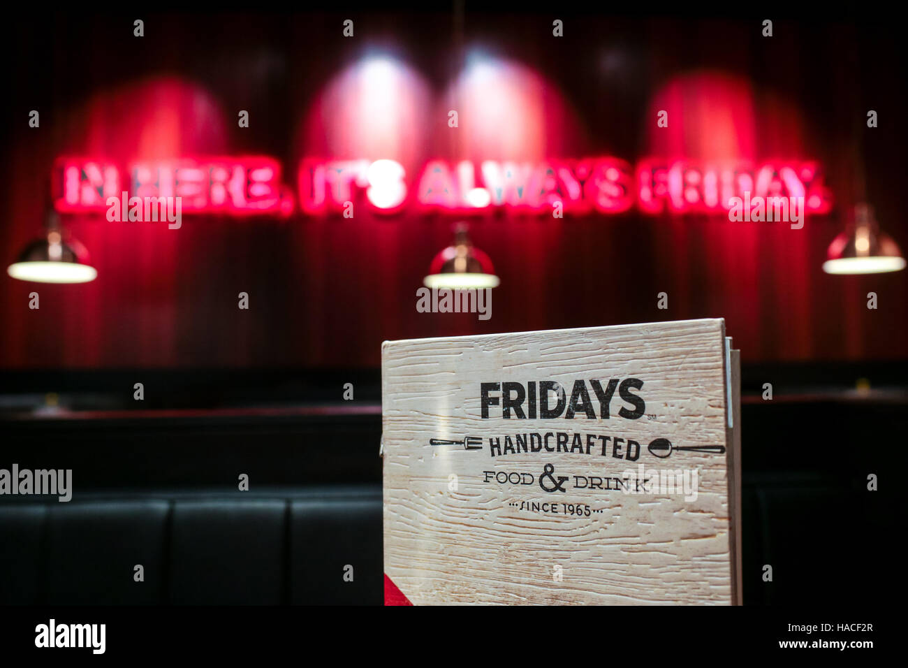 Intérieur de TGI Fridays restaurant et bar au centre commercial Pavillion, Kuala Lumpur, Malaisie. Banque D'Images