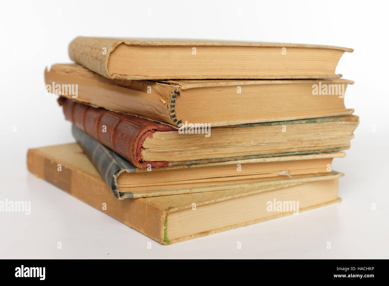 Pile de vieux livres isolé sur fond blanc Banque D'Images