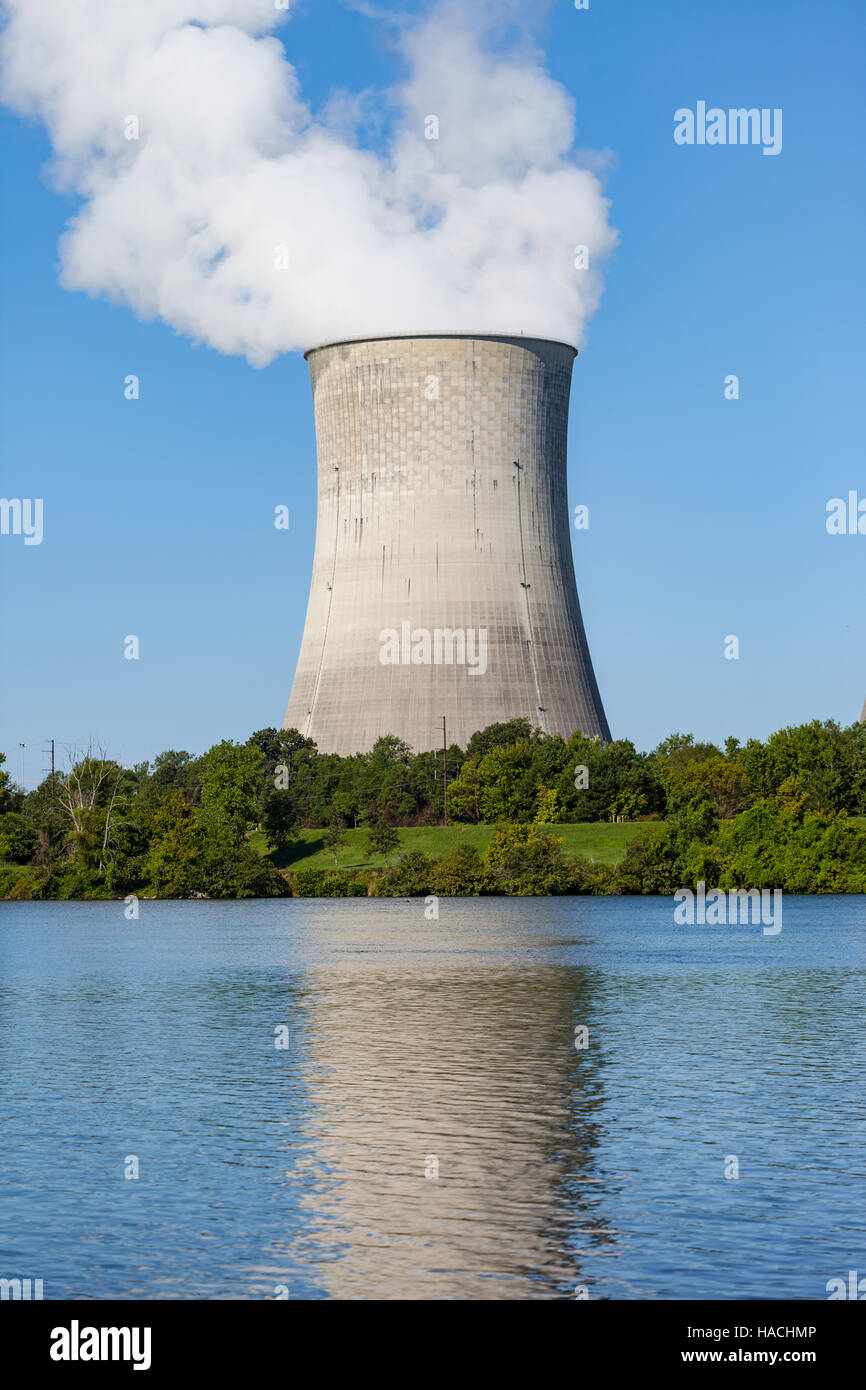 Reflet d'une tour de refroidissement de centrale nucléaire dans une rivière Banque D'Images