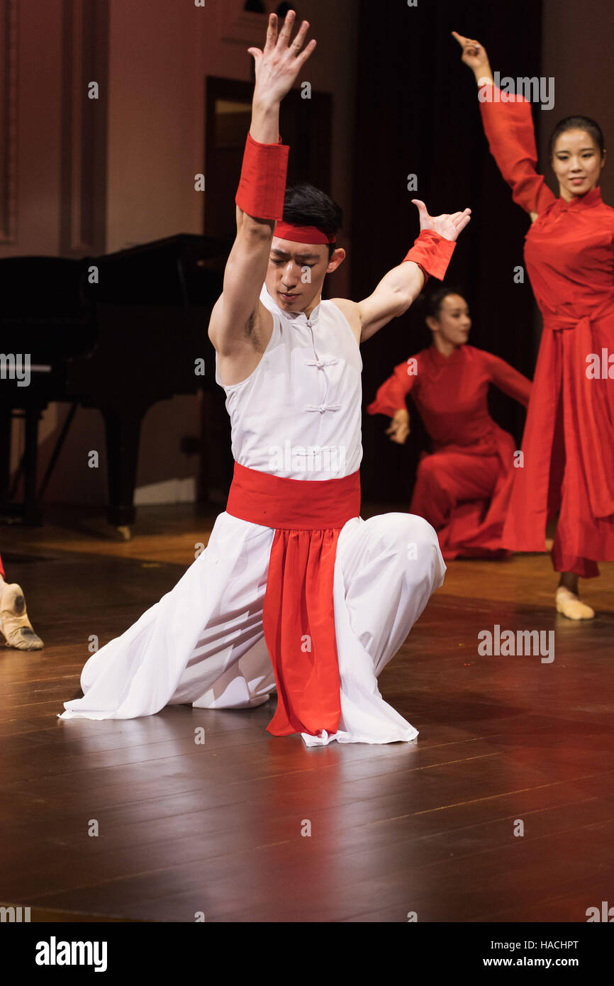 La danse chinoise traditionnelle effectuée à l'Université de Cardiff, un événement à l'Reardon Smith dans le Théâtre National Museum Wales Banque D'Images