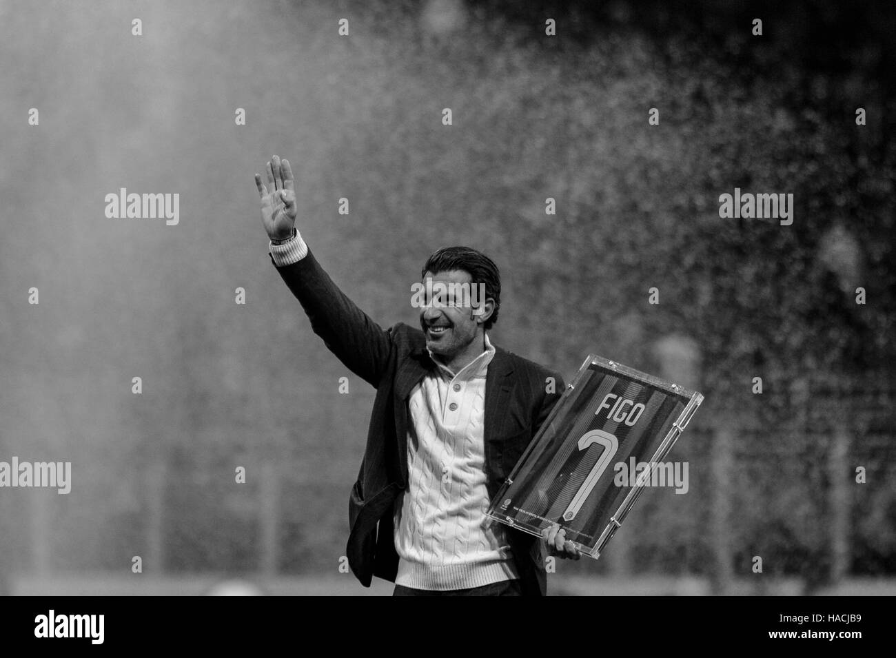 Milan, Italie. 28 Nov, 2016. Ancien joueur FC Inter Luis Figo vagues lorsqu'il détient son maillot avant le match de foot entre contre la Fiorentina. © Gaetano Piazzolla/Pacific Press/Alamy Live News Banque D'Images