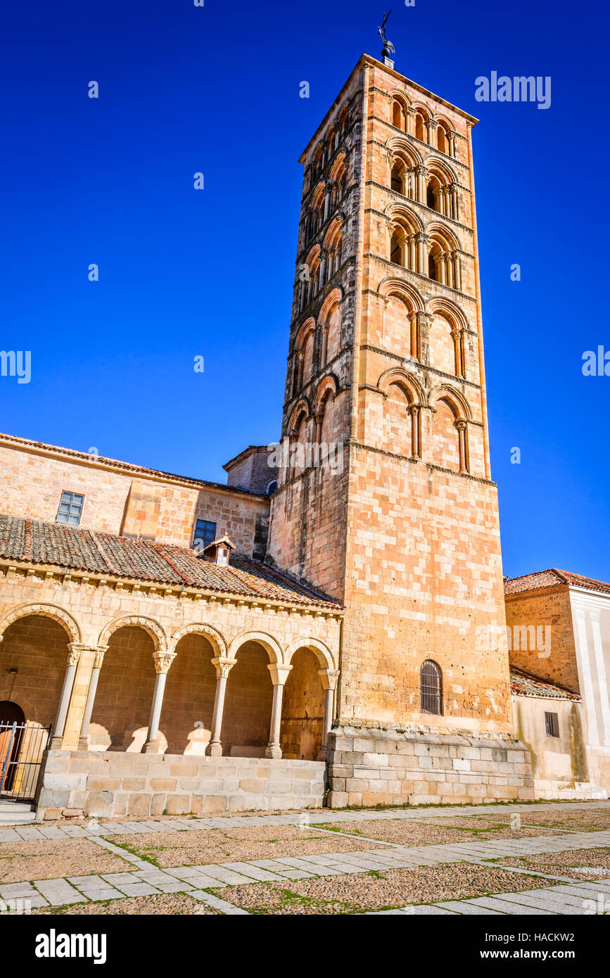 Segovia, Espagne. Plaza San Esteban et l'église, Castilla y Leon, en espagnol cathédrale médiévale. Banque D'Images