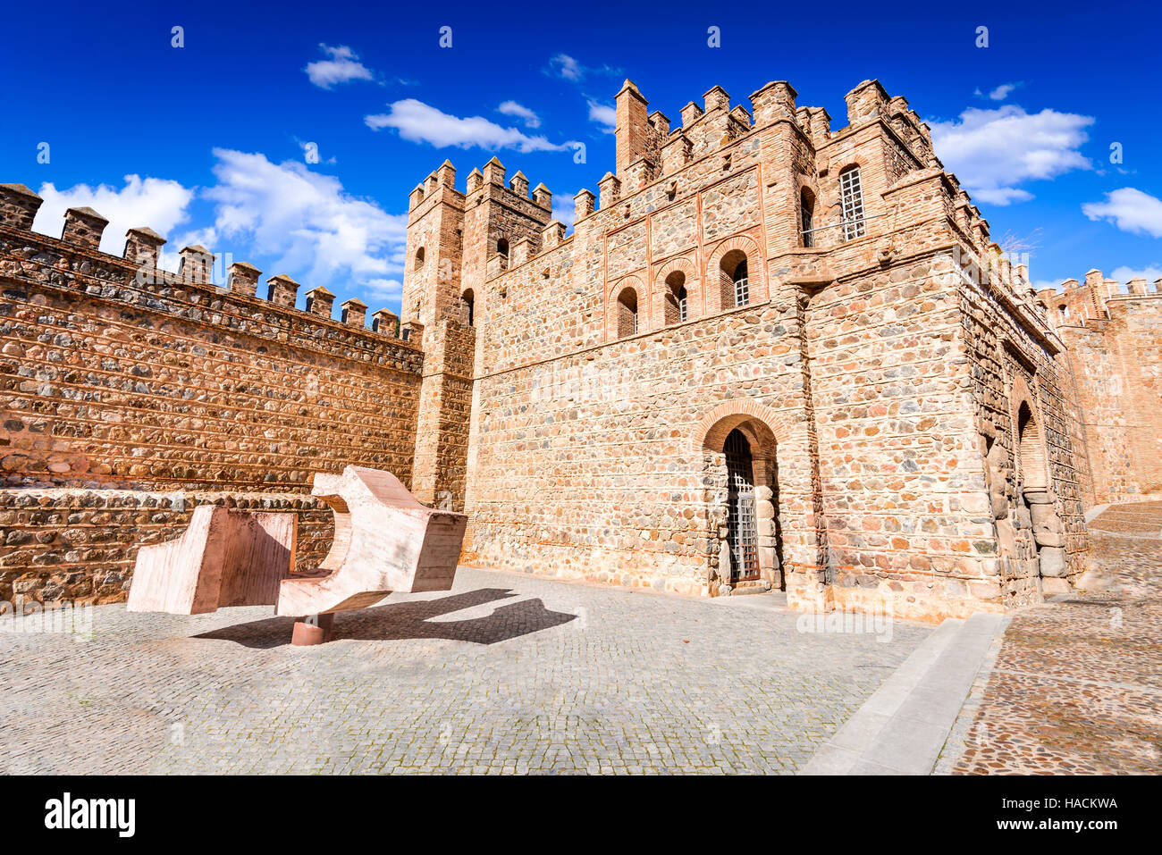 Toledo, Espagne. Puerta de Bisagra une porte de ville de ville espagnole médiévale construite par les Arabes au 10e siècle. Castille la Manche Banque D'Images