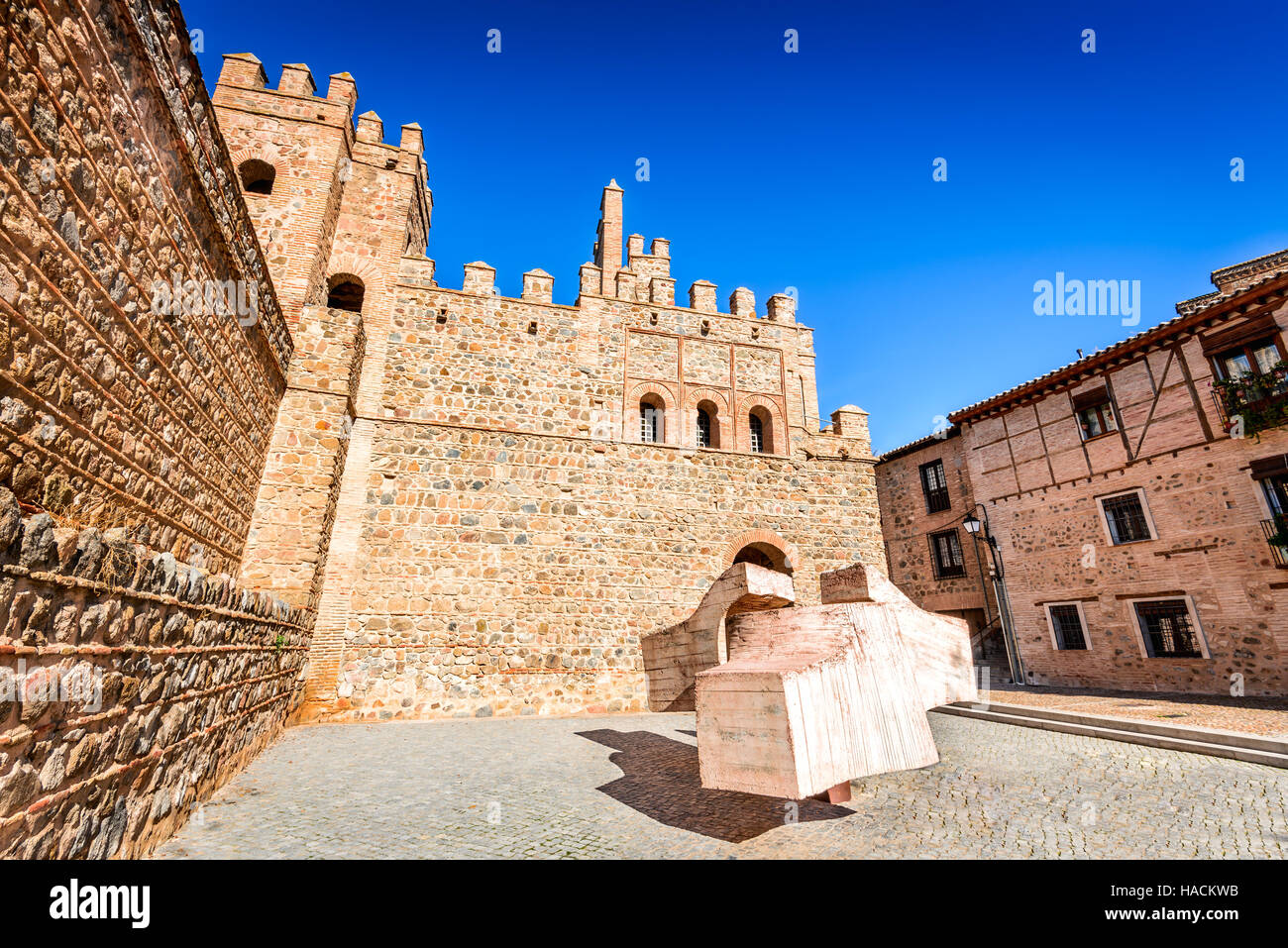 Toledo, Espagne. Puerta de Bisagra une porte de ville de ville espagnole médiévale construite par les Arabes au 10e siècle (à l'origine, Bab al-Saqra). Castille la Manche Banque D'Images
