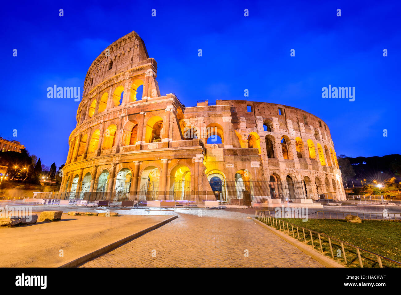 Rome, Italie. Colisée, le colisée ou amphithéâtre Flavien, Coloseo plus grand jamais construit symbole de l'ancienne ville des Roms dans l'Empire romain. Banque D'Images