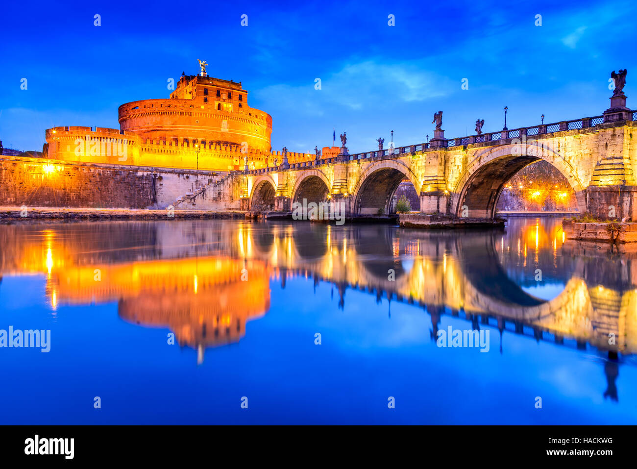 Rome, Italie. Château Sant Angelo crépuscule, construit par l'empereur Hadrien comme mausolée en 123annonce ancien Empire Romain monument. Banque D'Images