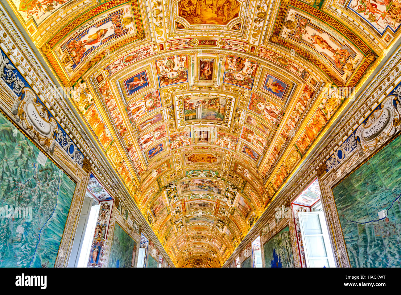 Rome, Italie. Les peintures sur les murs et le plafond dans la galerie des cartes, au Musée du Vatican. Banque D'Images