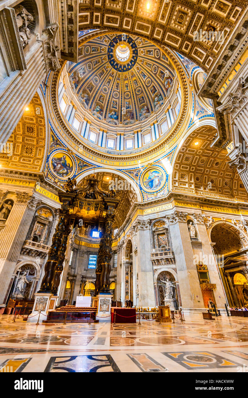 Rome, Italie. Image intérieur de dome Saint Basilique Saint-Pierre, l'architecture de la renaissance des Roms. La cité du Vatican. Banque D'Images