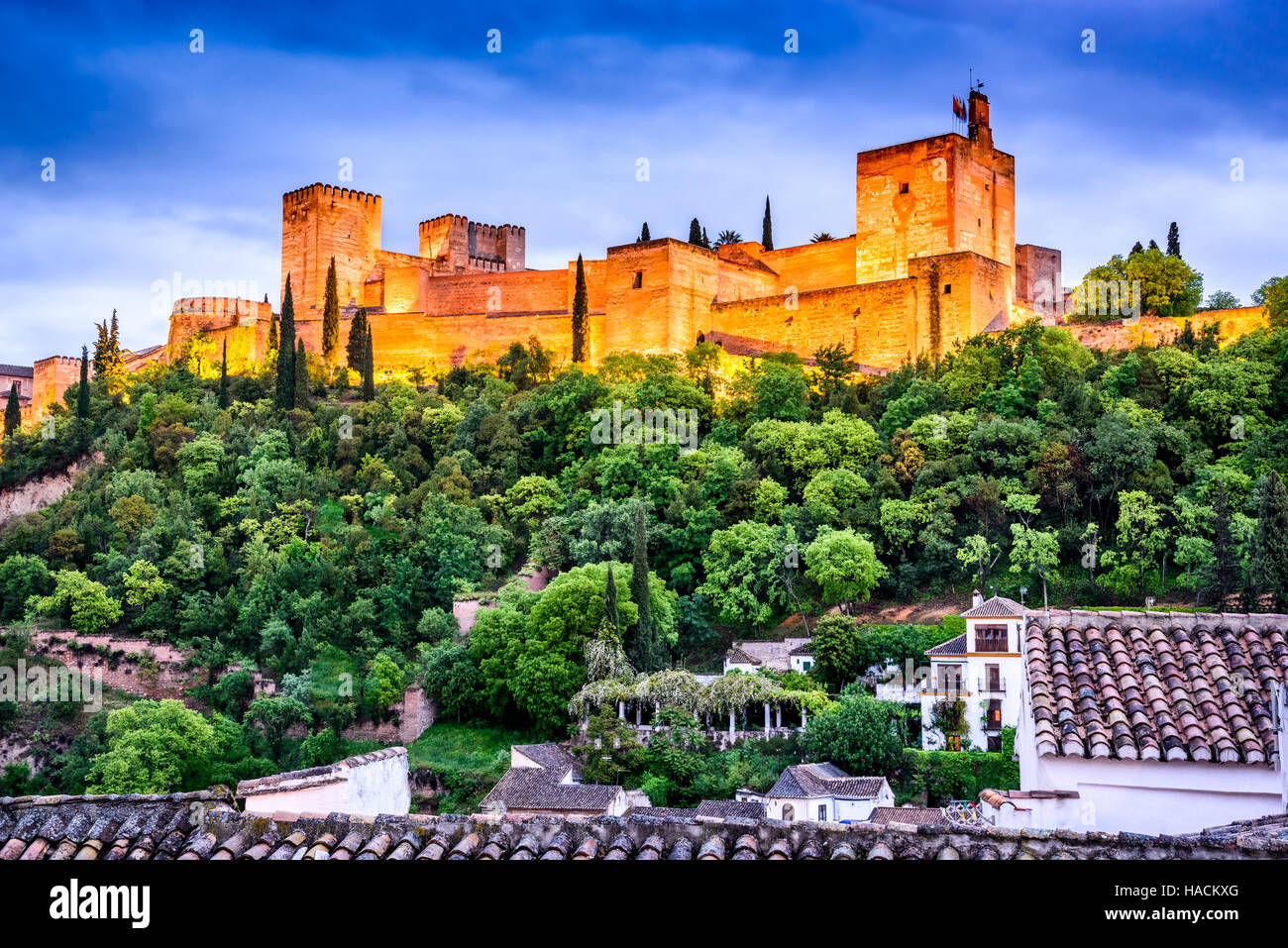 Granada, Espagne. Vue de nuit sur la célèbre Alhambra avec l'Alcazaba, les voyages en Europe vue en Andalousie. Banque D'Images
