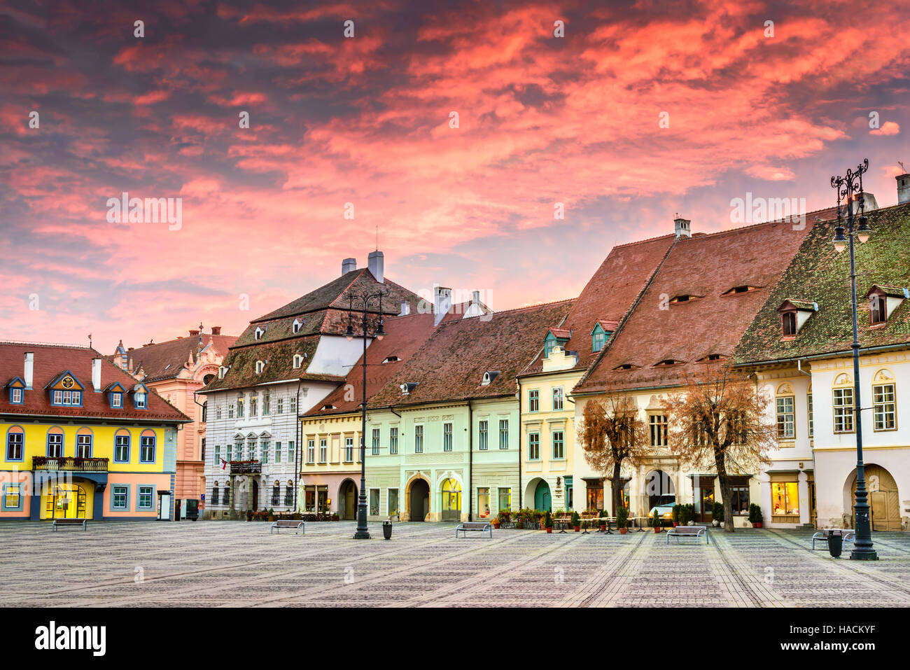 Sibiu, Roumanie. Les nuages colorés sur le lever du soleil, grande place à Sibiu, en Transylvanie. Banque D'Images