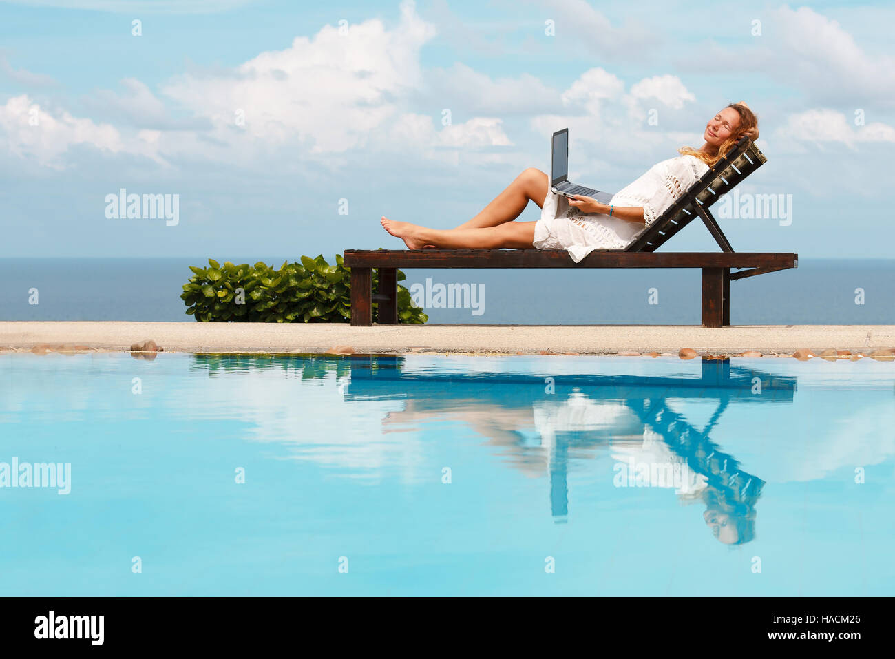 Belle Femme d'affaires en ligne de travail sur ordinateur portable Banque D'Images