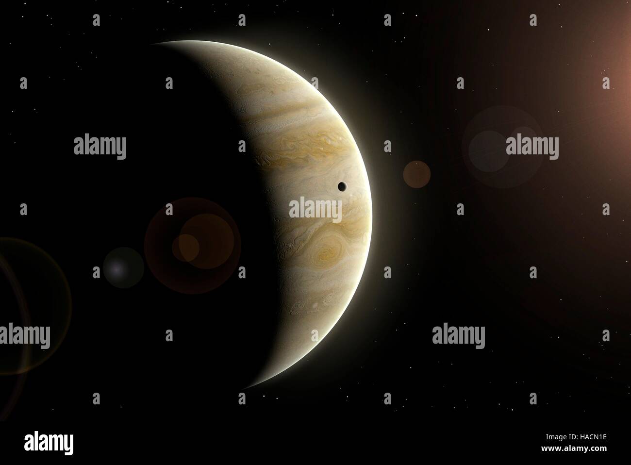 Io est une des quatre lunes galiléennes de Jupiter, la plus proche de la planète. Sa surface est volcanique et relativement lisse. Ici la Lune est vu avec Jupiter derrière elle, et le soleil outre le droit provoquant un effet d'éblouissement. Banque D'Images