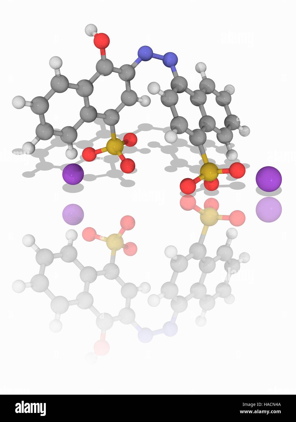 Azorubine. Le modèle moléculaire du colorant rouge synthétique azorubine (C20.H12.N2.Na2.O7.S2). Cet additif alimentaire a le numéro E122. Les atomes sont représentés comme des sphères et sont codés par couleur : carbone (gris), l'hydrogène (blanc), l'azote (bleu), l'oxygène (rouge) et le soufre (jaune). Les ions sodium sont violet. L'illustration. Banque D'Images