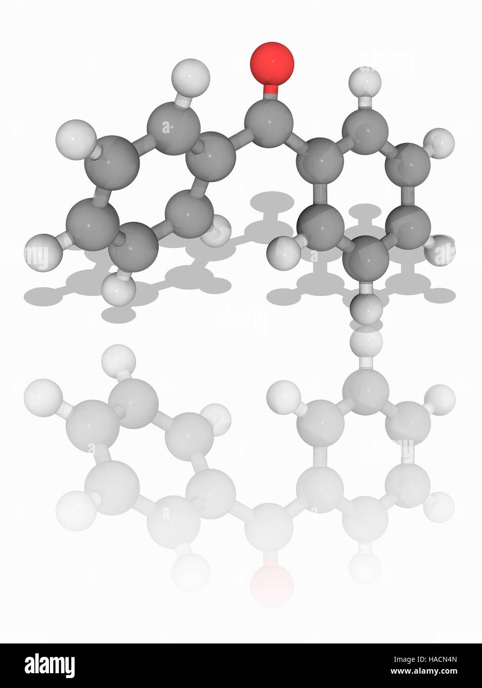 La benzophénone. Le modèle moléculaire du composé organique (benzophénone C13.H10.O). Il agit comme un inhibiteur de rayons ultraviolets (UV), et est utilisé dans la production de produits pour l'emballage transparent qui peuvent être endommagés par les effets nocifs des UV. Les atomes sont représentés comme des sphères et sont codés par couleur : carbone (gris), l'hydrogène (blanc) et d'oxygène (rouge). L'illustration. Banque D'Images