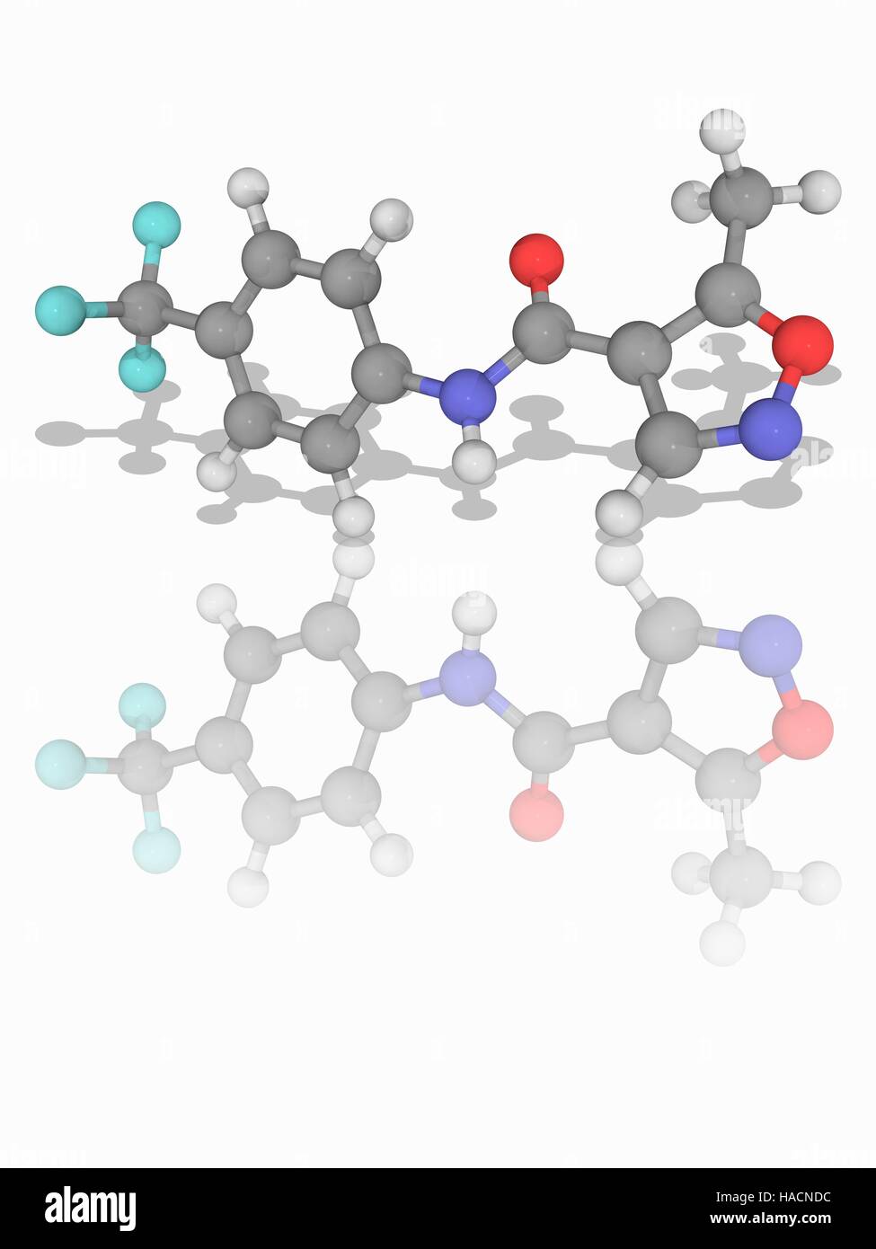 Le léflunomide. Le modèle moléculaire du médicament léflunomide (C12.H9.F3.N2.O2), un inhibiteur de synthèse de pyrimidine employé dans le traitement de l'arthrite rhumatismale et l'arthrite psoriasique. Les atomes sont représentés comme des sphères et sont codés par couleur : carbone (gris), l'hydrogène (blanc), l'azote (bleu), l'oxygène (rouge) et de fluor (cyan). L'illustration. Banque D'Images