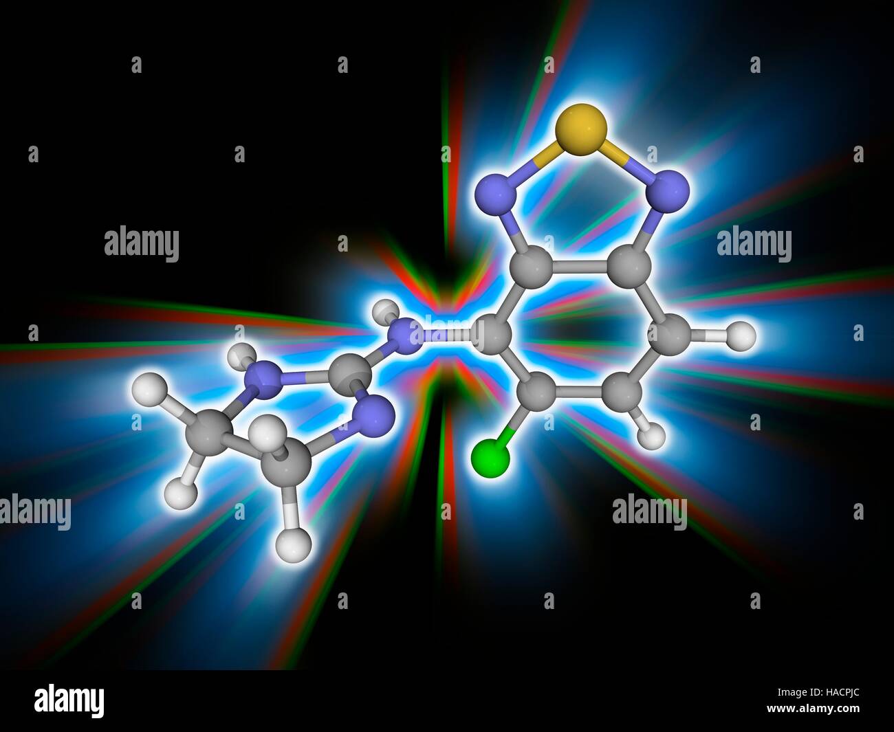 La tizanidine. Le modèle moléculaire de la tizanidine (C9.H8.Cl.N5.S), à action centrale un agoniste adrénergique alpha2 utilisé pour traiter les spasmes, les crampes et l'étanchéité des muscles. Les atomes sont représentés comme des sphères et sont codés par couleur : carbone (gris), l'hydrogène (blanc), l'azote (bleu), le soufre (jaune) et le chlore (vert). L'illustration. Banque D'Images