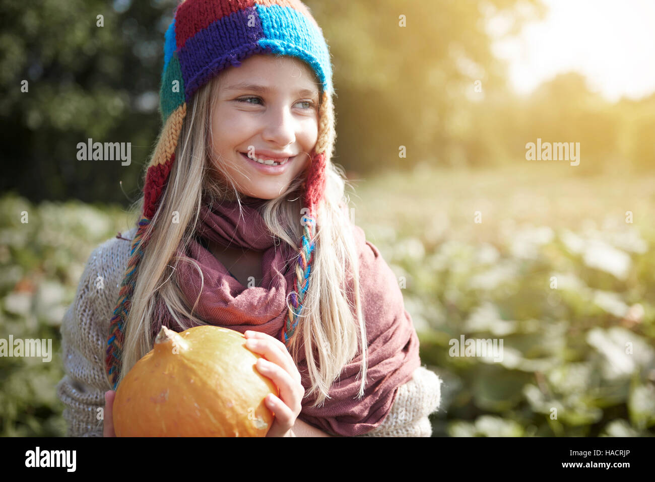 Girl holding a halloween citrouille Banque D'Images