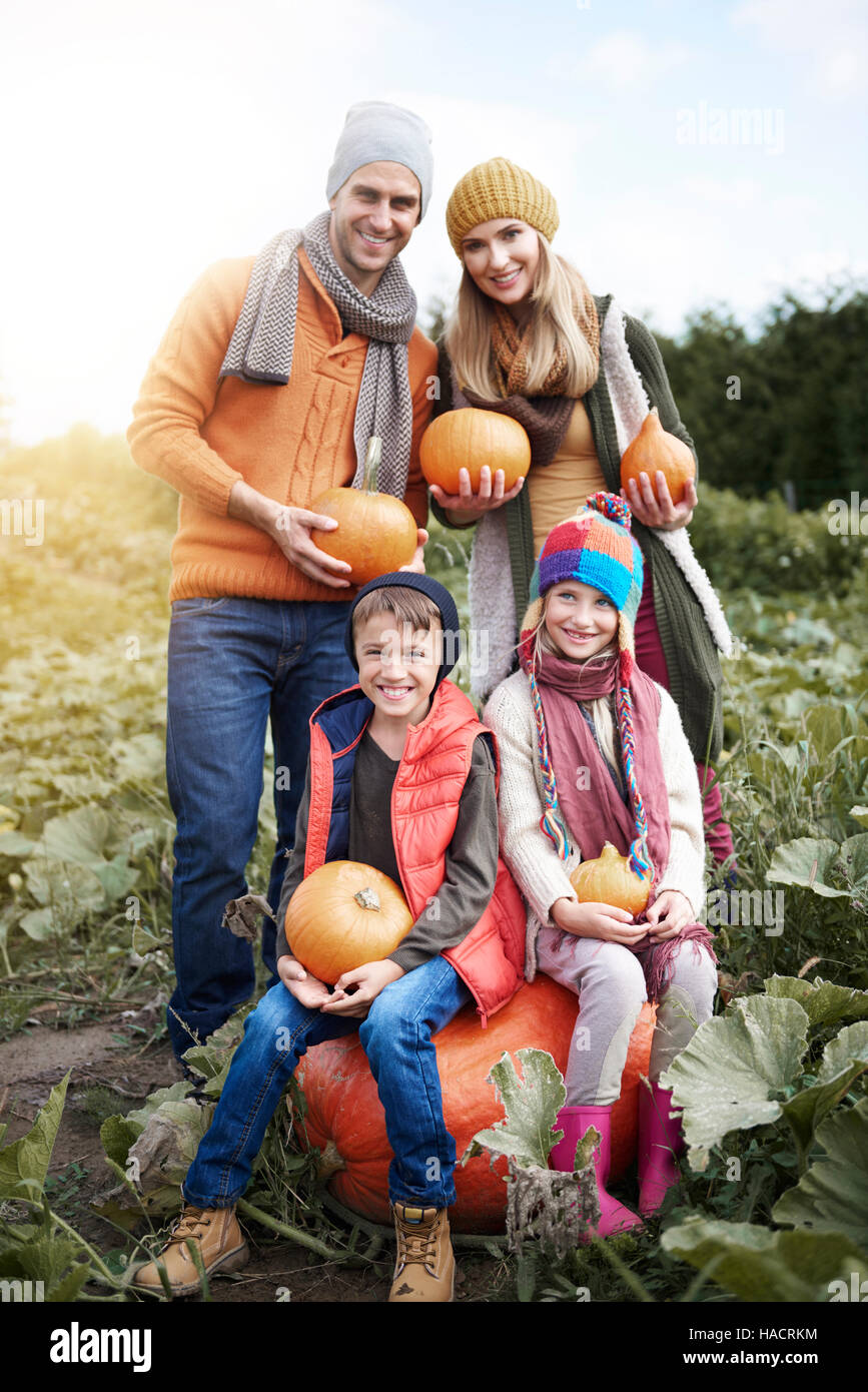 Portrait de famille heureuse avec Halloween pumpkins Banque D'Images