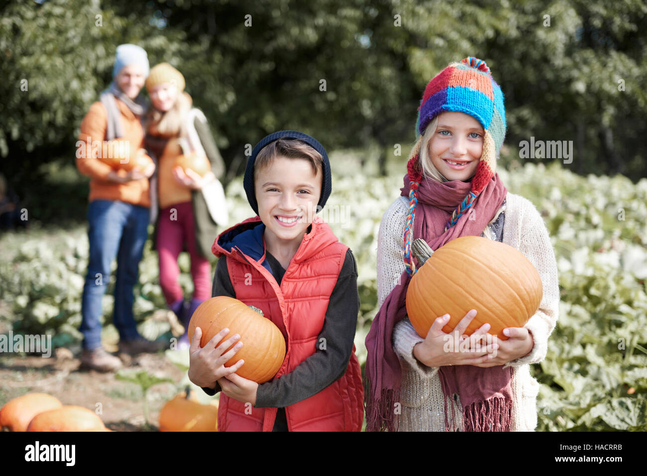 Enfants heureux avec les citrouilles d'Halloween Banque D'Images