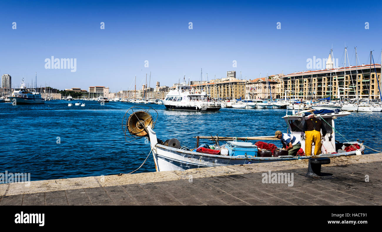 MARSEILLE - AOÛT 19:Fishermans sur un bateau traditionnel dans le célèbre vieux port le 19 août 2015 à Marseille,France.Marseille est la France Banque D'Images