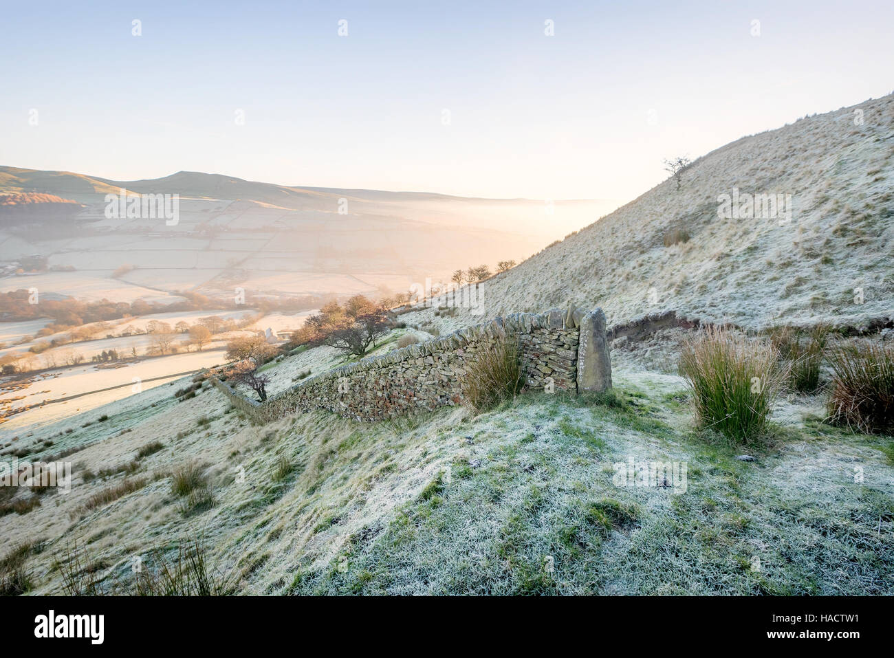 Sur un mur en pierre sèche frosty matin à bord dans le haut Katy Roy Peak District, Angleterre Banque D'Images