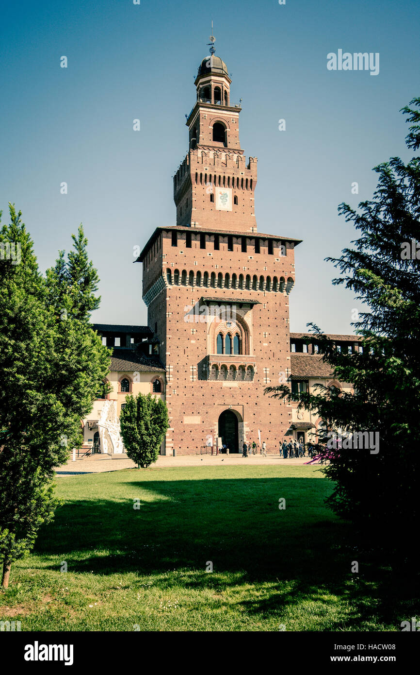 Vue sur le château des Sforza le parc Sempione Milano - la tour de Filarete Banque D'Images