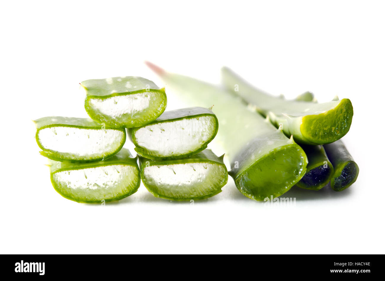 L'aloe vera vue rapprochée avec la moitié de morceau isolé sur fond blanc Banque D'Images