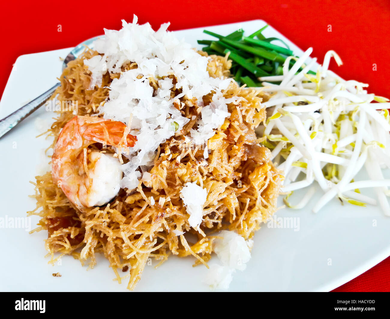 Nouilles de riz croustillant mélangé avec des crevettes ou Mi krop Srong Kreung en langue thaï, thaï food concept style et des idée Banque D'Images