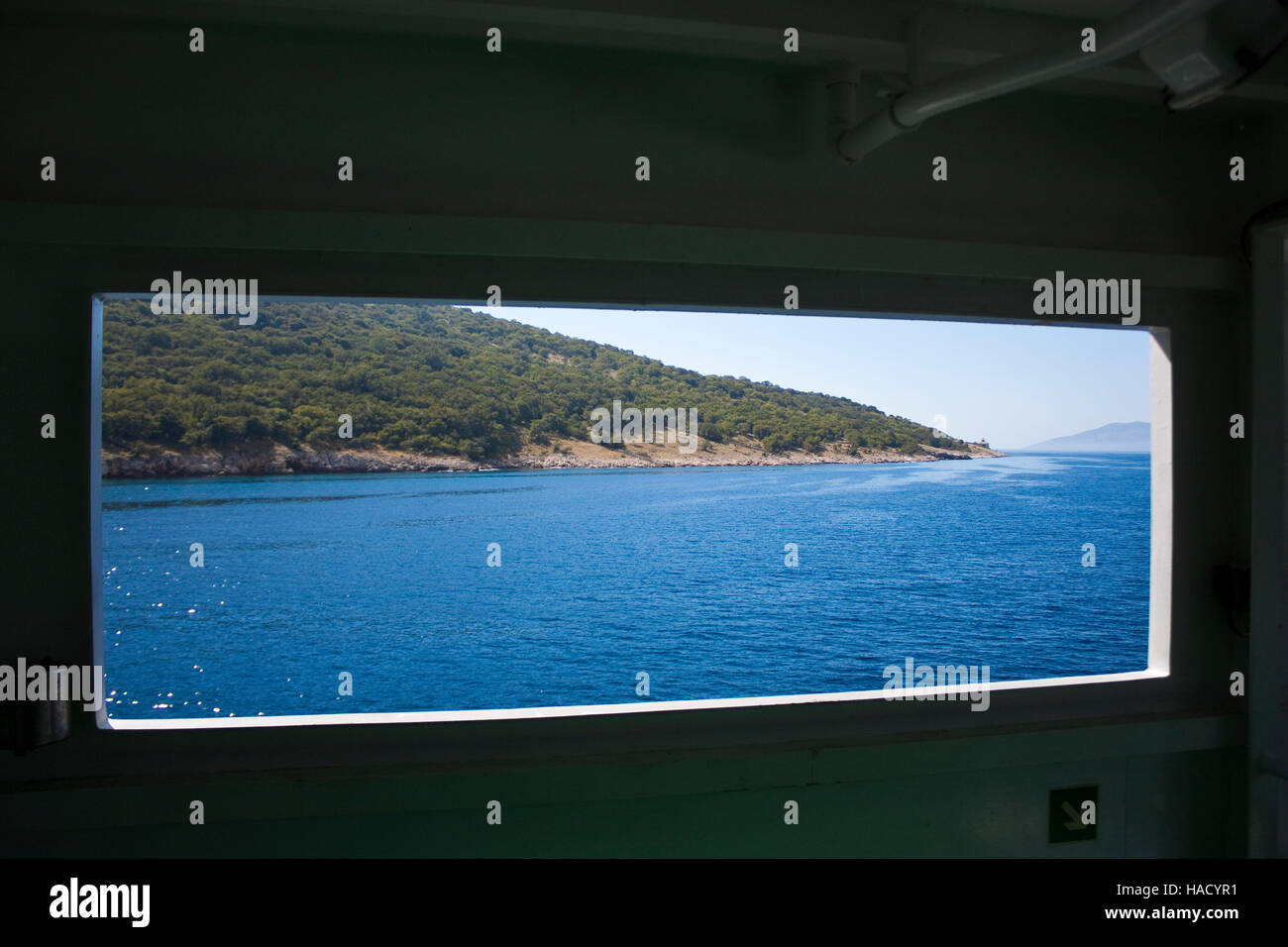 Voir à travers la vitre du ferry à falaise avec bleu profond de la mer adriatique en Croatie Banque D'Images