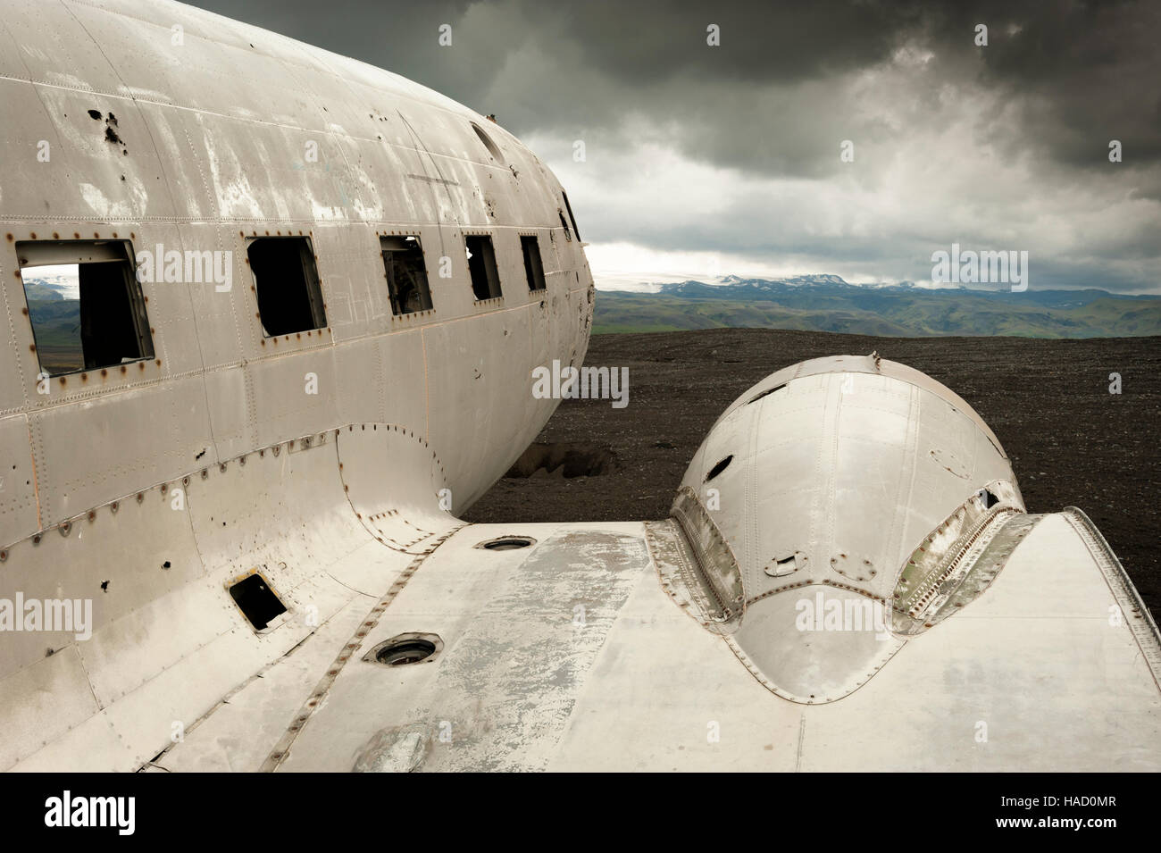 Islande - Solheimasandur United States Navy épave de l'avion face aux montagnes et des nuages de tempête dans l'arrière-plan Banque D'Images