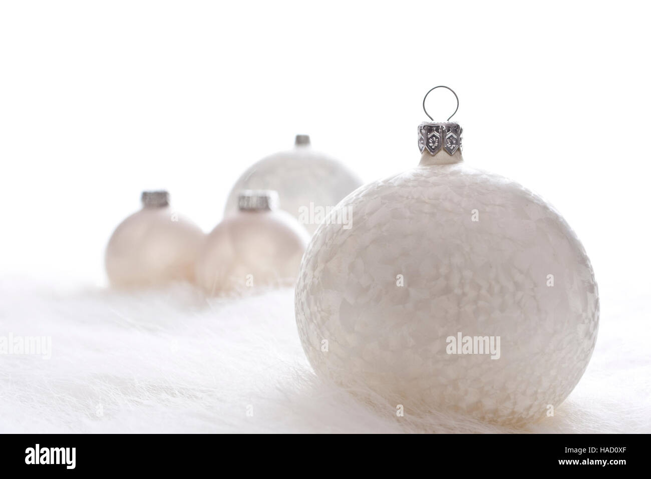 Arrangement des boules de Noël blanc sur la fourrure blanche Banque D'Images