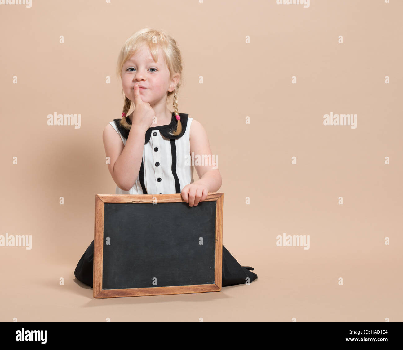 Jardin d'enfant avec tableau noir blanc - beaucoup d'espace et de copie pour blank designer pour écrire leur propre message Banque D'Images