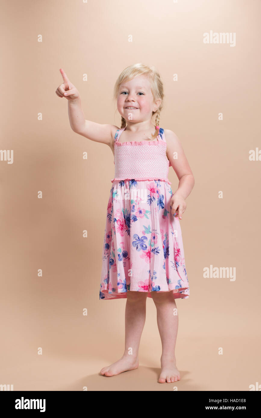 Petite fille d'âge préscolaire pointing Banque D'Images